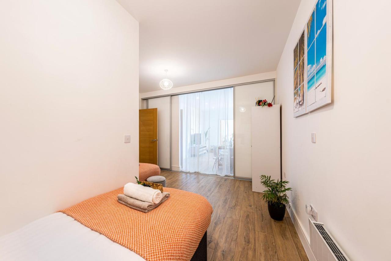 Mission Wave - Venture Apartment Staines-upon-Thames Kültér fotó